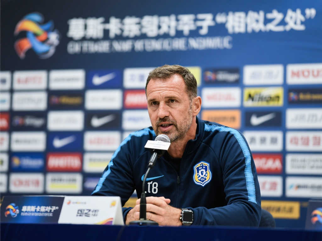 尤其是在球 尤其是在球